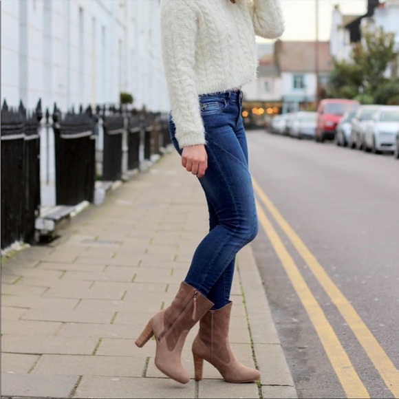 UGG- Athena Suede Leather Stacked Heel Boots Size 5 - Picture 2 of 13